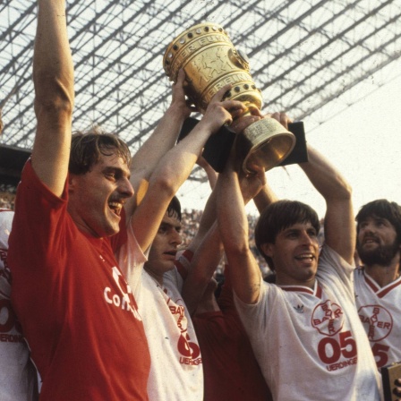Die Fußballer von Bayer 05 Uerdingen mit dem DFB Pokal 1985. V.l: Wolfgang Funkel, Horst Feilzer, Matthias Herget, Norbert Brinkmann und Friedhelm Funkel