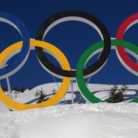 Die Olympischen Ringe im Schnee