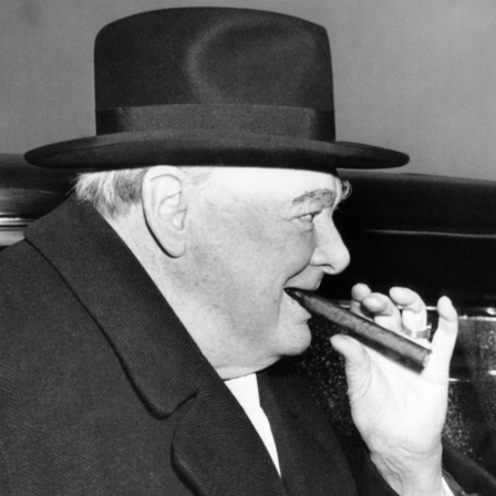 Winston Churchill im Halbprofil mit Zigarre und Hut