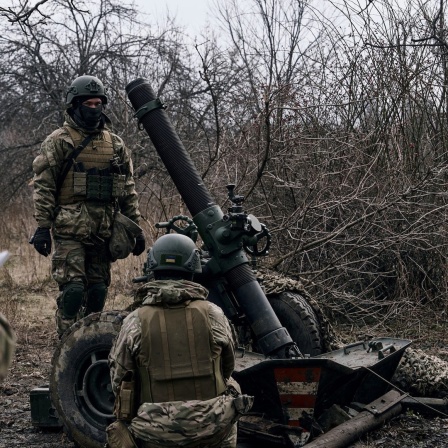 Freiwillige Soldaten bereiten sich auf das Feuer auf russische Stellungen vor.