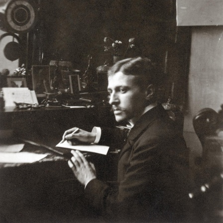 Der österreichische Schriftsteller Hugo von Hofmannsthal bei der Arbeit, um 1910.
