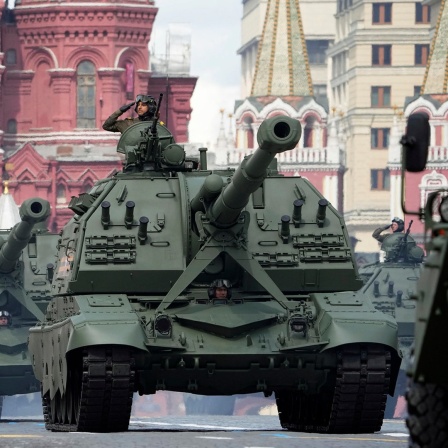 Russische Artilleriefahrzeuge rollen auf der Militärparade zum "Tag des Sieges" durch Moskau