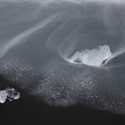 Ein bisschen arktisches Eis ist noch da: Hier schmelzen Eisblöcke am schwarzen Strand des Gletschersees Jökulsárlón in Island vor sich hin.