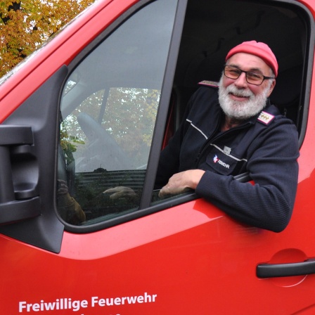 Frank Nagel, Amtswehrführer in der Wilster Marsch lacht in die Kamera.