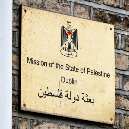 Zu sehen ist das Türschild der palästinensischen Gesandtschaft in der irischen Hauptstadt Dublin in lateinischer und arabischer Schrift. 

