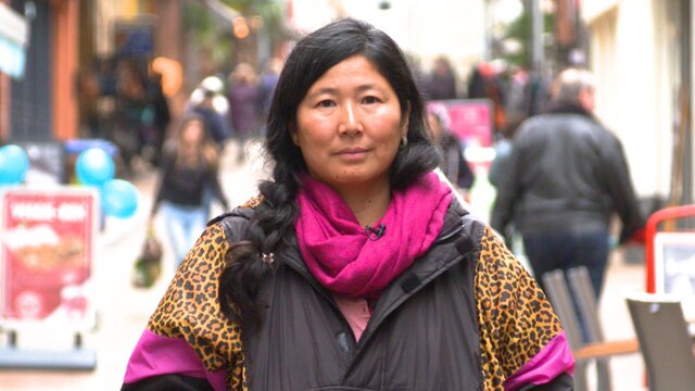 Junge asiatische Frau in Fußgängerzone