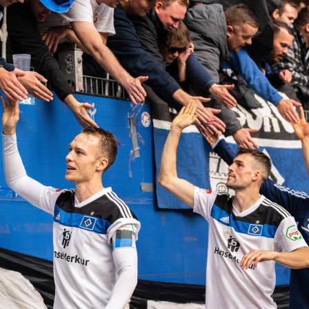Hamburger SV feiert Sieg mit den Fans