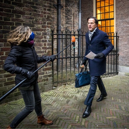 Der niederländische Ministerpräsident Mark Rutte. Er läuft in Den Haag eilig an Reportern vorbei.