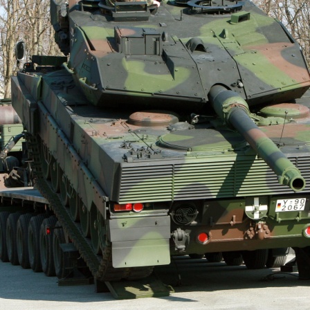 Panzer Leopard 2 A6 fährt auf Schwerlasttransporter