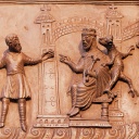Ein Relief mit Pontius Pilatus an der Bernwardstür im Hildesheimer Dom.