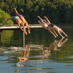 4 Menschen springen von einem Steg in einen See © picture alliance / ROHA-Fotothek Fürmann/Shotshop 