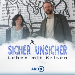 Britt Heydenreich und Christian Siegel (v.l.n.r.), davor auf einem wolkigen, weißen Streifen das Logo mit dem Titel der Podcastreihe: "Sicher unsicher" und der stilisierten Silhouette einer Person, die vom Wort 'unsicher' zum anderen springt.