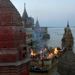 Brennende Leichen am Ufer des Ganges in Varanasi, Indien.