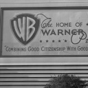 USA, Hollywood: Auf einer großen Werbetafel, einem Billboard, prangt das bekannte Logo des berühmten Filmstudios Warner Bros (Schwarzweißaufnahme)