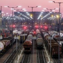 Güterzüge stehen am Rangierbahnhof.