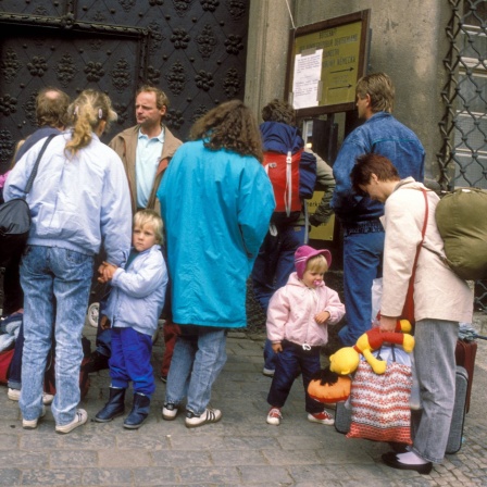 Ausreisewillige DDR-Bürger warten vor der Botschaft der Bundesrepublik Deutschland in Prag