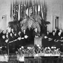 Die Vertreter der beteiligten Länder während der feierlichen Unterzeichnungszeremonie am 4. April 1949 in Washington D.C.. Unter dem Symbol der vierstrahligen Windrose schlossen sich am 4. April 1949 zehn europäische Staaten mit den USA und Kanada zu dem Verteidigungsbündnis "Nord-Atlantische Vertragsorganisation".