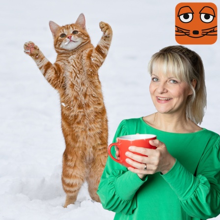 Fotomontage: Maus-Moderatorin Nina hält eine rote Tasse in der Hand, im Hintergrund steht eine Katze auf den Hinterpfoten im Schnee