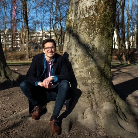 Felix Finkbeiner, Umweltaktivist und Gründer der Initiative Plant-for-the-Planet, sitzt unter einem Baum.