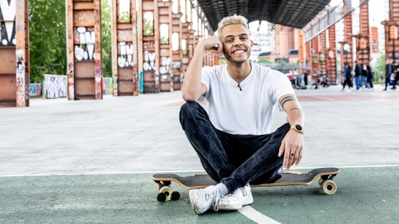 Eurovision Song Contest - Malik Harris Im Esc-fieber