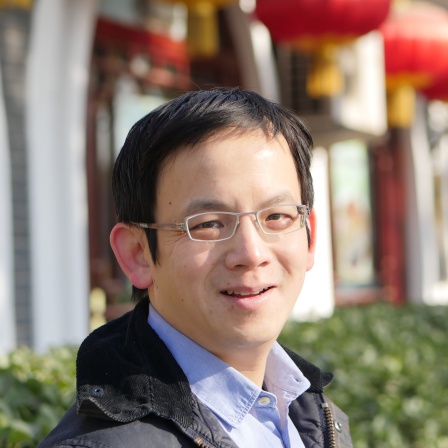 Journalist Felix Lee blickt in die Kamera.