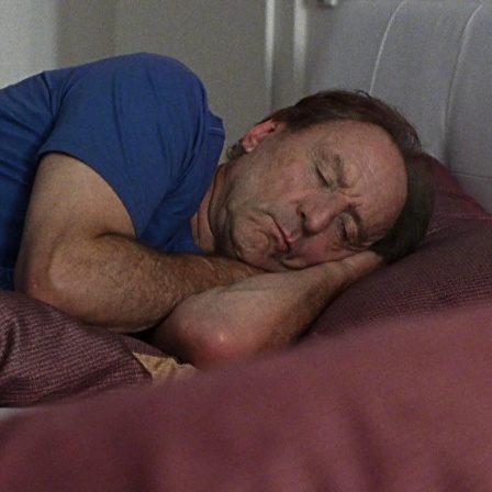 Alfons Keilinger liegt schlafend im Bett. 