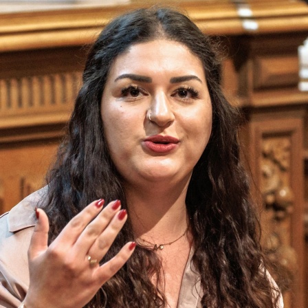 Cansu Özdemir bei einer Rede in der Hamburgischen Bürgerschaft.