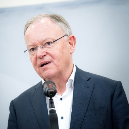 Stephan Weil, Ministerpräsident von Niedersachsen, spricht bei einer Pressekonferenz.