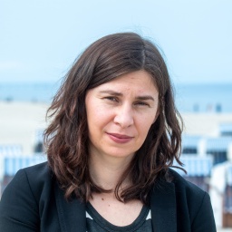 Tanja Maljartschuk, ukrainische Schriftstellerin, steht nach der Verleihung des Usedomer Literaturpreises vor dem Hotel Ahlbecker Hof auf der Seebrücke am Strand.