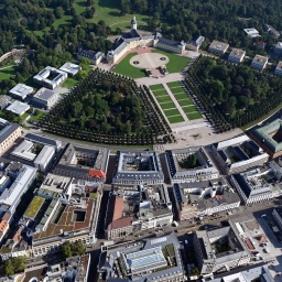 uftbild (aus einem Flugzeug aufgenommen) Innenstadt Karlsruhe mit dem Karlsruher Schloss. Die Straßen laufen strahlenförmig vom Schloss in die Stadt, aus diesem Grund hat die Stadt auch den Namen Fächerstadt.