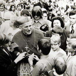 Papst Johannes Paul II. (damals noch Kardinal und Erzbischof von Krakau) im Gespräch mit Gläubigen 1975 in Erfurt.