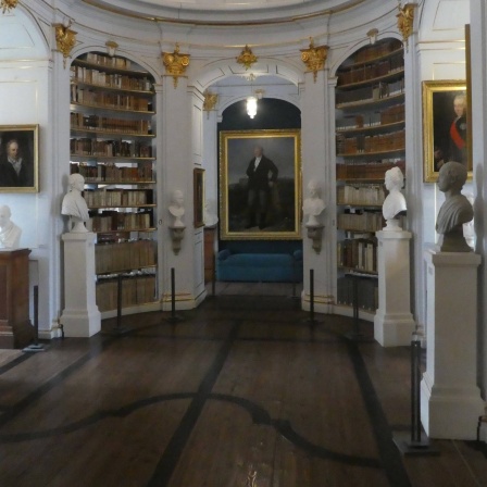 Rokokosaal der Anna Amalia Bibliothek Hstorisches Bibliotheksgebäude mit berühmtem Rokokosaal, 1776 von Herzogin Anna Amalia eingerichtet.