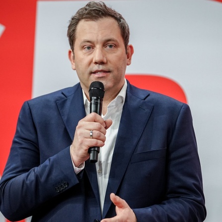  Lars Klingbeil spricht am Wahlabend in Berlin zu Partei-Anhängern und Journalisten.