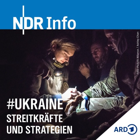 Sanitäterin versorgt verletzten Soldaten 