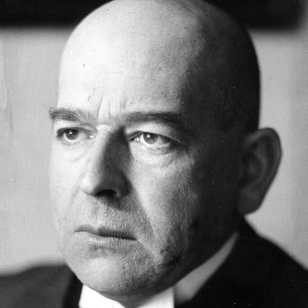 Schwarz-weiß Bild des Schriftstellers Oswald Spengler.