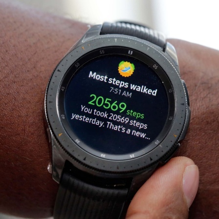Display auf einer Smartwatch zeigt Tagesschrittzahl.