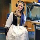 Jana Schultze von den Finkwarder Speeldeel in traditioneller Tracht bei NDR Schlager