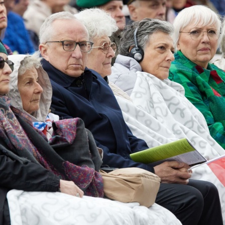 Zeitzeugen und Kulturstaatsministerin Claudia Roth bei der Gedenkveranstaltung zum 80. Jahrestag der Befreiung des KZ Ravensbrück (Bild: picture alliance/dpa/Jörg Carstensen)