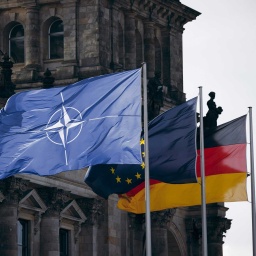 Die Flagge der NATO, Europas und der Bundesrepublik Deutschland aufgenommen am Reichstagsgebäude in Berlin (Bild: IMAGO/photothek/Felix Zahn)
