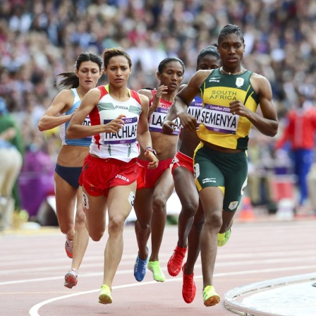 Die südafrikanische Läuferin Caster Semenya läuft vorne weg bei einer Gruppe von Sportlerinnen. 
