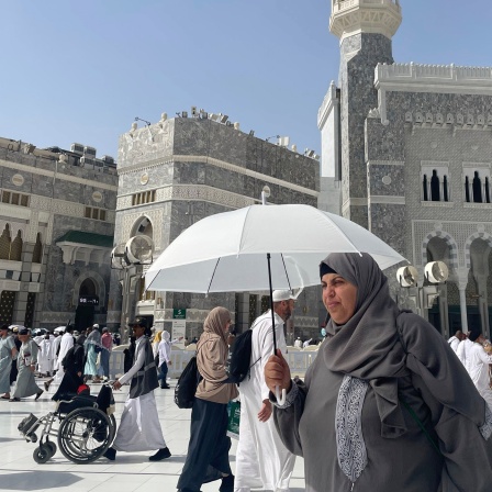 Saudi-Arabien, Mekka: Muslimische Pilger betreten die Große Moschee während der jährlichen Hadsch-Pilgerfahrt in Mekka.