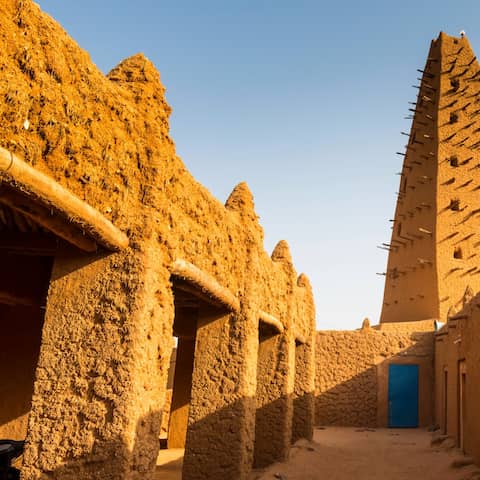 Die Moschee von Agadez in Niger (Foto: imago images / robertharding)