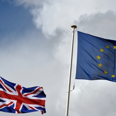 Die Flaggen Großbritanniens und Europas wehen nebeneinander (Archivbild)