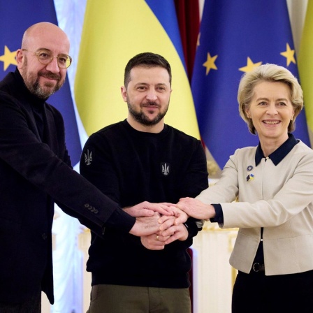 Präsident des Europäischen Rates, Charles Michel (links), der Präsident der Ukraine, Wolodymyr Selenskyj (Mitte), und die Präsidentin der Europäischen Kommission, Ursula von der Leyen (rechts), geben sich die Hände während des EU-Ukraine-Gipfels in Kiew.