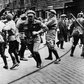 Berlin, 5./6. Juni 1927. 3. Reichstreffen des RFB (Rotfrontkämpferbund).  Polizei löst gewaltsam eine Demonstration auf (rechts mit Armbinde: Wilhelm Pieck).