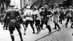 Berlin, 5./6. Juni 1927. 3. Reichstreffen des RFB (Rotfrontkämpferbund).  Polizei löst gewaltsam eine Demonstration auf (rechts mit Armbinde: Wilhelm Pieck).