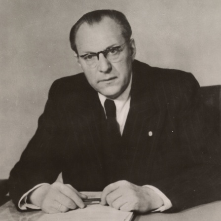 Otto Grotewohl am Schreibtisch, um 1952. Grotewohl war von 1949 bis 1964 Ministerpräsident der DDR