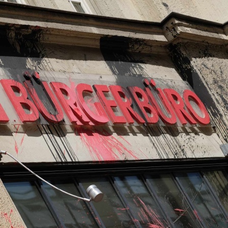 Ein SPD-Bürgerbüro, das mit Farbe beschmiert wurde.