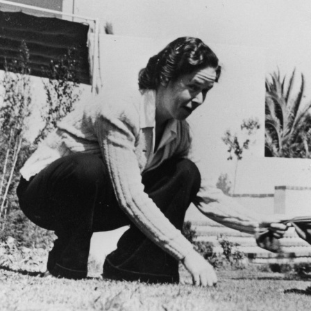 Monika Mann, Tochter des Schriftstellers Thomas Mann, im Garten in Santa Monica, Aufnahme ca 1940