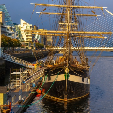 Das irische Schiff Jeannie Johnston erinnert an die große Hungersnot in Irland. Es liegt in Dublin am Fluss Liffey, im Hintergrund die Samuel Beckett Bridge